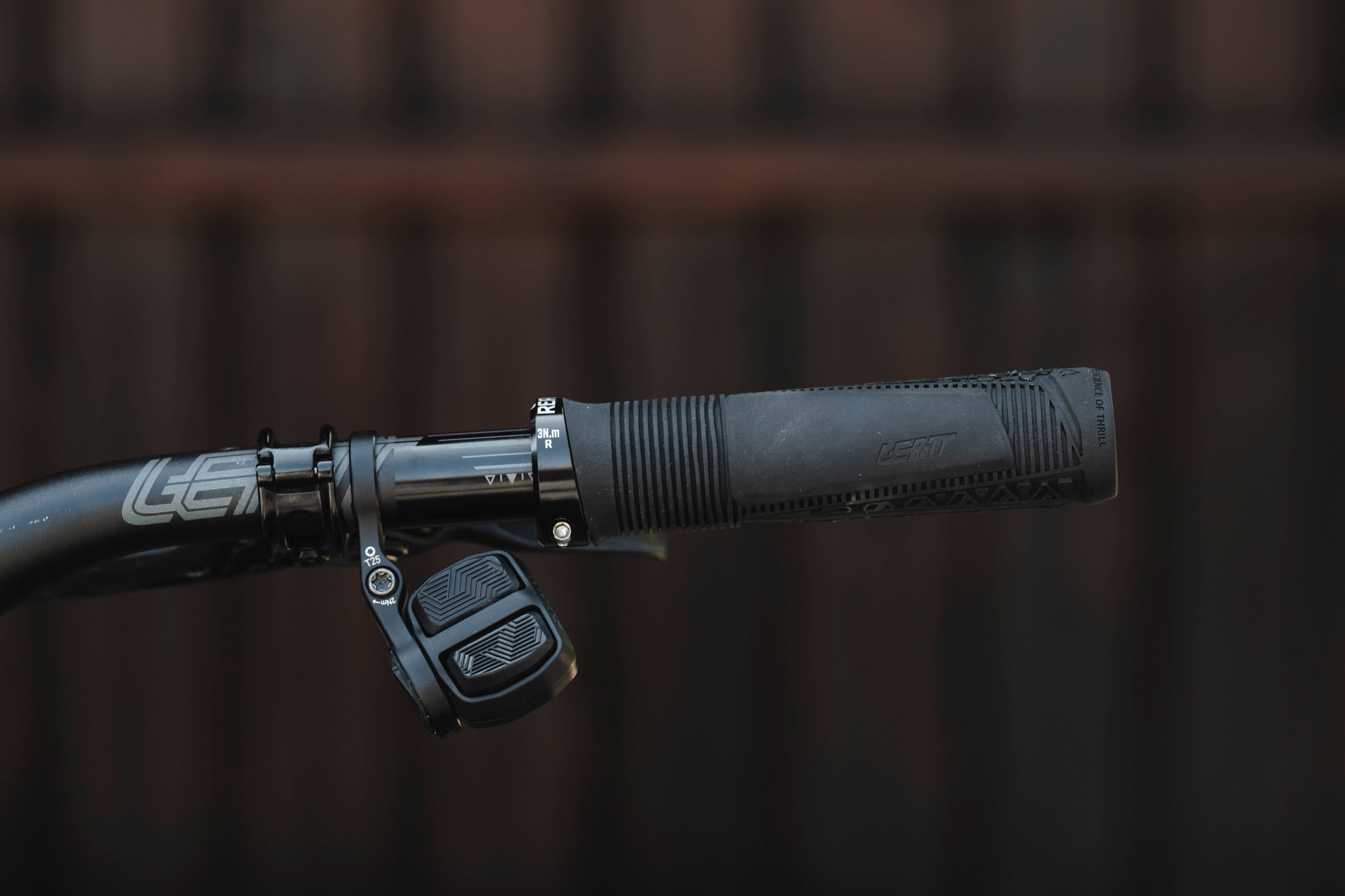 Leatt ReaFlex 6.0 Griffe mit 7050 Alu-Lenker – Dämpfung gegen Armpump, stylisch & funktional
