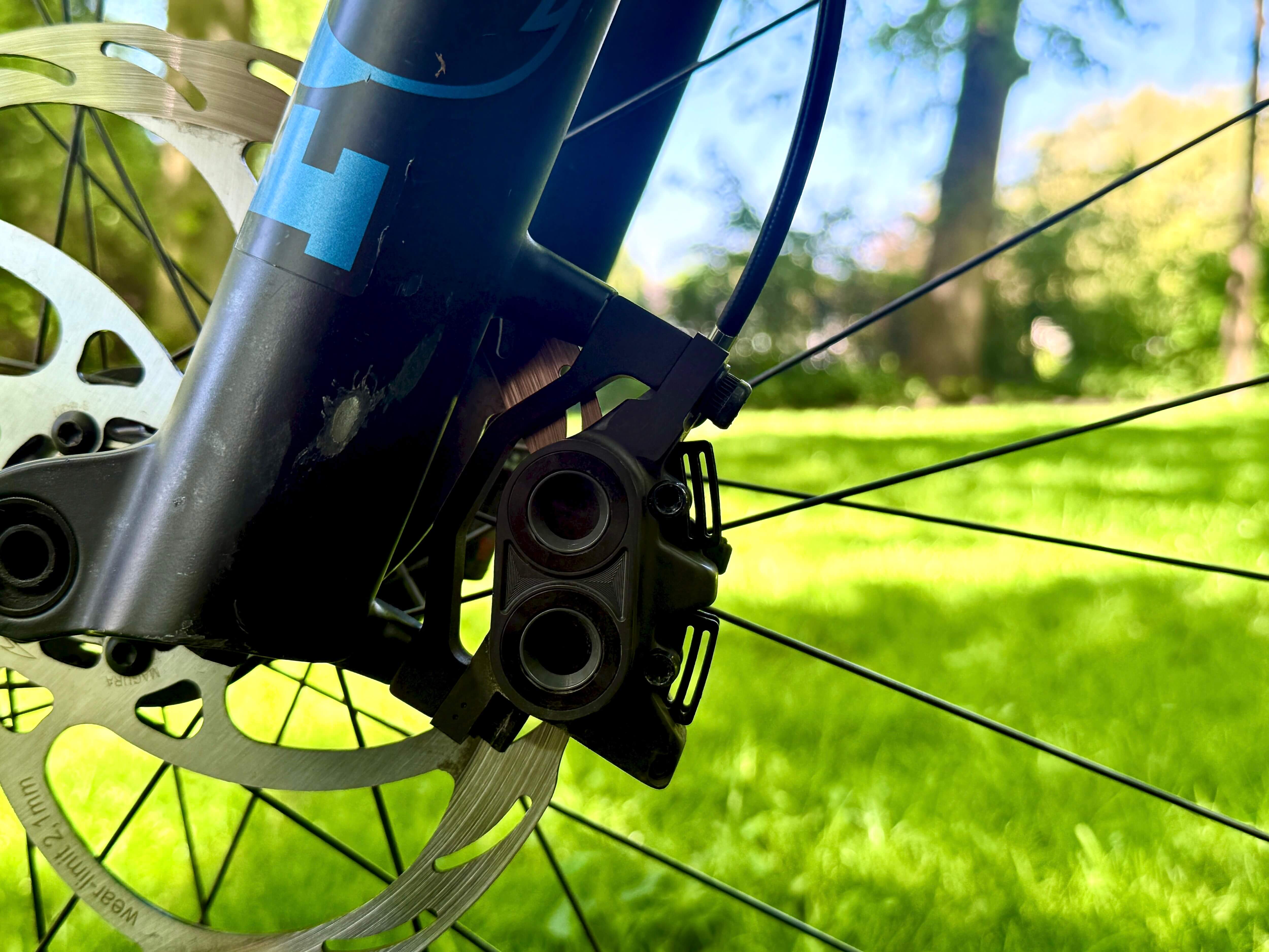 MAGURA GUSTAV PRO First Edition in der Detailansicht – 4-Kolben-Bremse mit 2.5 mm Scheiben für maximale MTB-Performance
